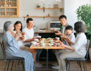 人が集まる食卓